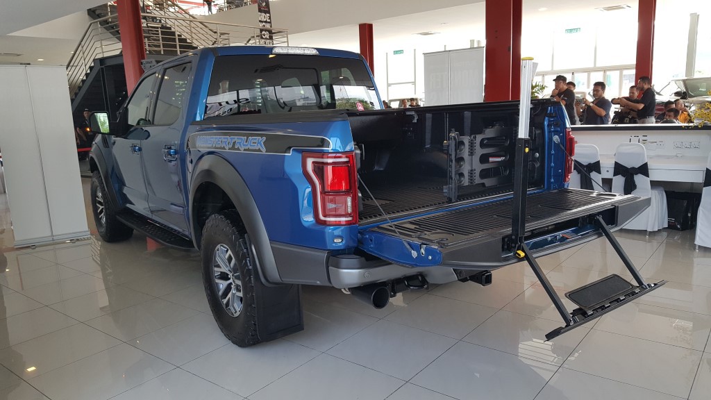 Ngoại thất CS3500 có thay đổi một chút so với F-150 Raptor nguyên bản.