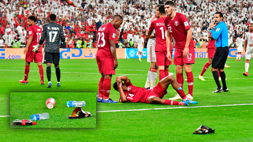  Các cầu thủ Qatar hứng chịu mưa "vật thể lạ" từ các CĐV UAE.