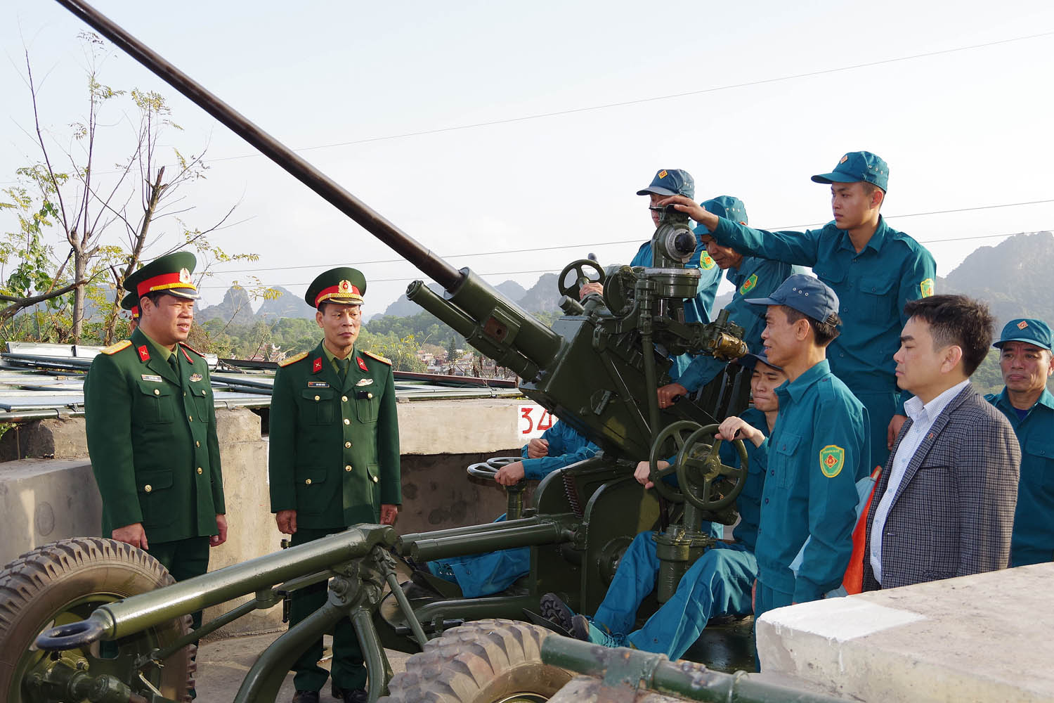  Đoàn công tác kiểm tra phương án luyện tập sẵn sàng chiến đấu tại trận địa pháo 37mm.