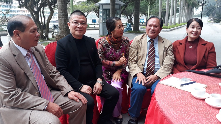 Nghệ nhân người Việt ở hai bên biên giới trò chuyện lúc chia tay.