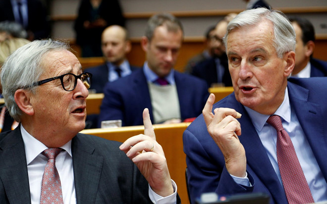 Chủ tịch Ủy ban châu Âu Jean-Claude Juncker và Trưởng đàm phán Brexit của EU Michel Barnier trong cuộc họp nghị viện châu Âu mới đây. Ảnh: Reuters.