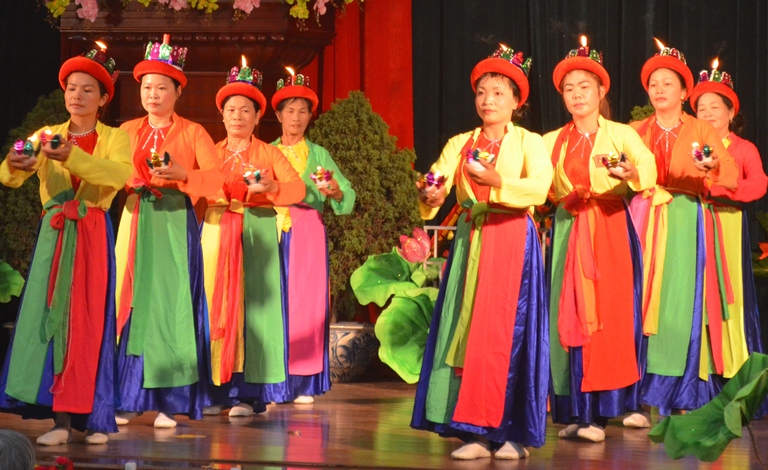 Những điệu múa bài bông, múa đội đèn thường xuất hiện trong các hội đình của người Việt ở các làng biển xưa.