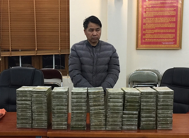 Đối tượng Hoàng Thanh Bình và tang vật vụ án.