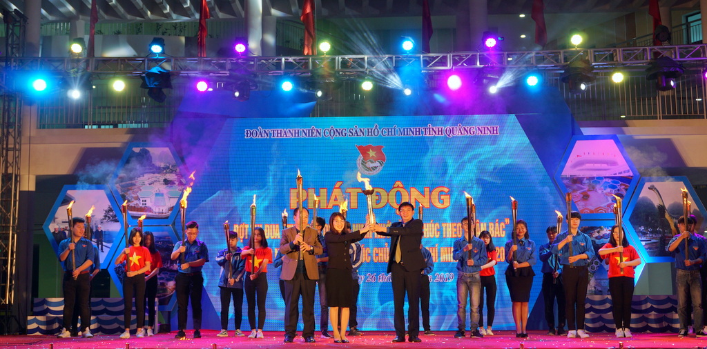 Tối 26/1, tại Cung văn hóa thanh thiếu nhi tỉnh Quảng Ninh (TP Hạ Long), Tỉnh Đoàn đã long trọng tổ chức đợt phát động thi đua với chủ đề “Tuổi trẻ Quảng Ninh nhớ lời Di chúc theo chân Bác”