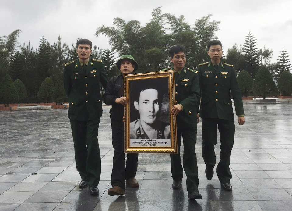 Ông Hoàng Như Lý và chiến sĩ Đồn Biên phòng Pò Hèn đưa di ảnh Anh hùng Đỗ Sỹ Họa về nơi ông đã chiến đấu và anh dũng hy sinh. Ảnh: Ông Lý cung cấp.
