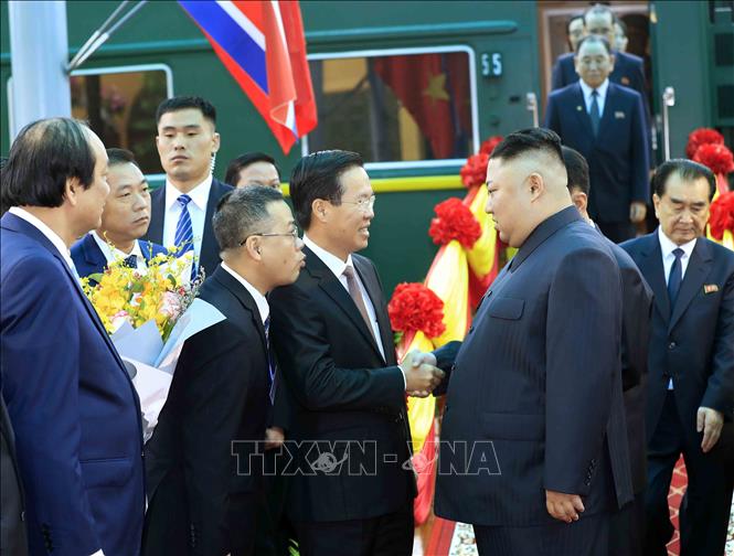 Đồng chí Võ Văn Thưởng, Ủy viên Bộ Chính trị, Bí thư Trung ương Đảng, Trưởng ban Dân vận Trung ương đón Chủ tịch Triều Tiên Kim Jong-un tại ga Đồng Đăng. Ảnh: Nhan Sáng/TTXVN