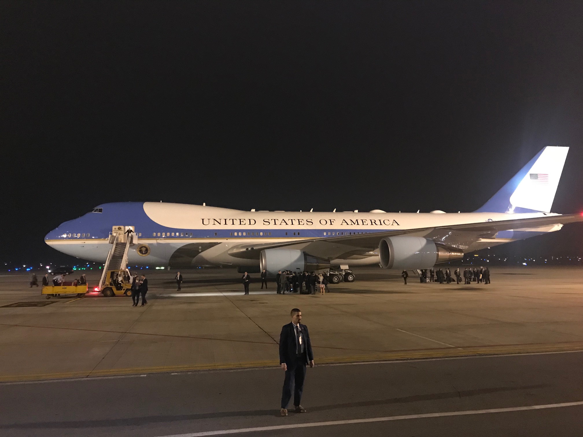 Gần 9.00 tối 26/2, chuyên cơ của Tổng thống Donald Trump hạ cánh xuống sân bay Nội Bài. Ảnh VGP/Nhật Bắc
