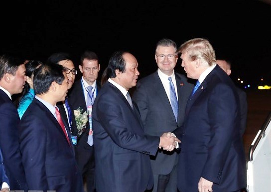 Bộ trưởng Chủ nhiệm Văn phòng Chính phủ Mai Tiến Dũng đón Tổng thống Donald Trump.