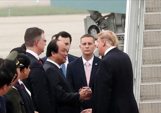 Bộ trưởng, Chủ nhiệm Văn phòng Chính phủ Mai Tiến Dũng tiễn Tổng thống Hoa Kỳ Donald Trump.