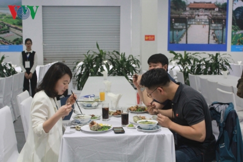 Ye Jin Lee cùng các đồng nghiệp "nghiện" món phở của Hà Nội.