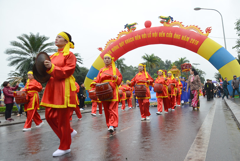 Có khoảng 500 người tham gia vào đoàn dẫn lễ, rước kiệu rước bát biểu và dàn nhạc trong nghi thức rước Đức Ông.