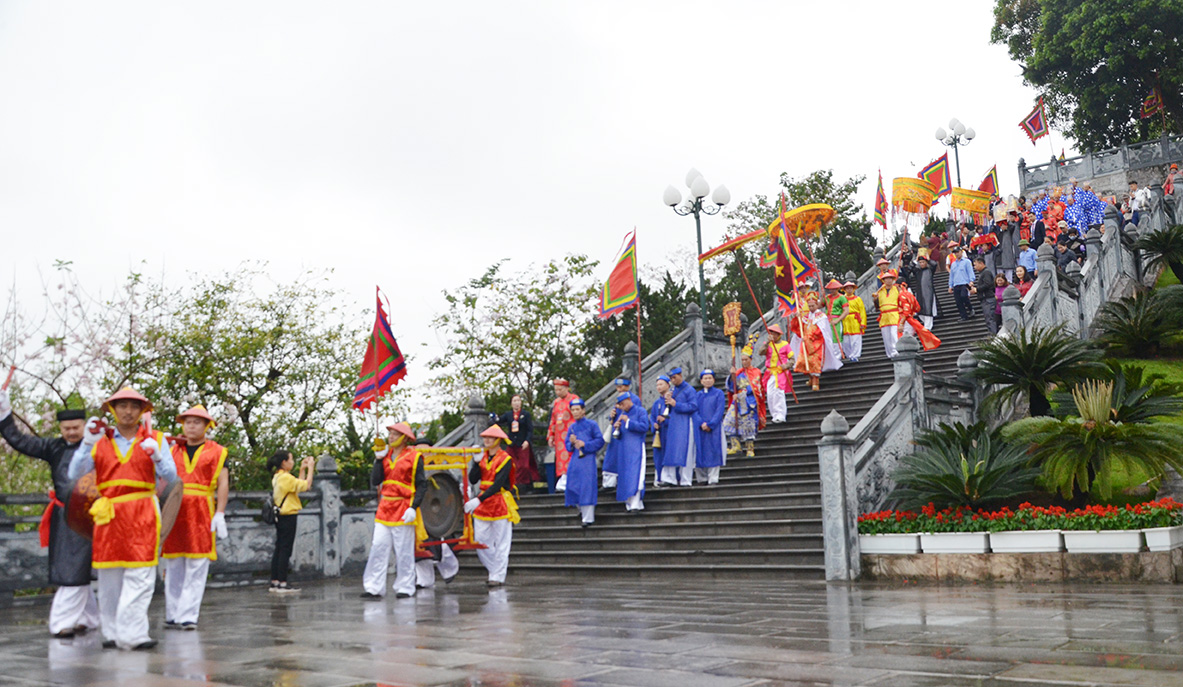 Nghi rước Đức Ông xuất cung.