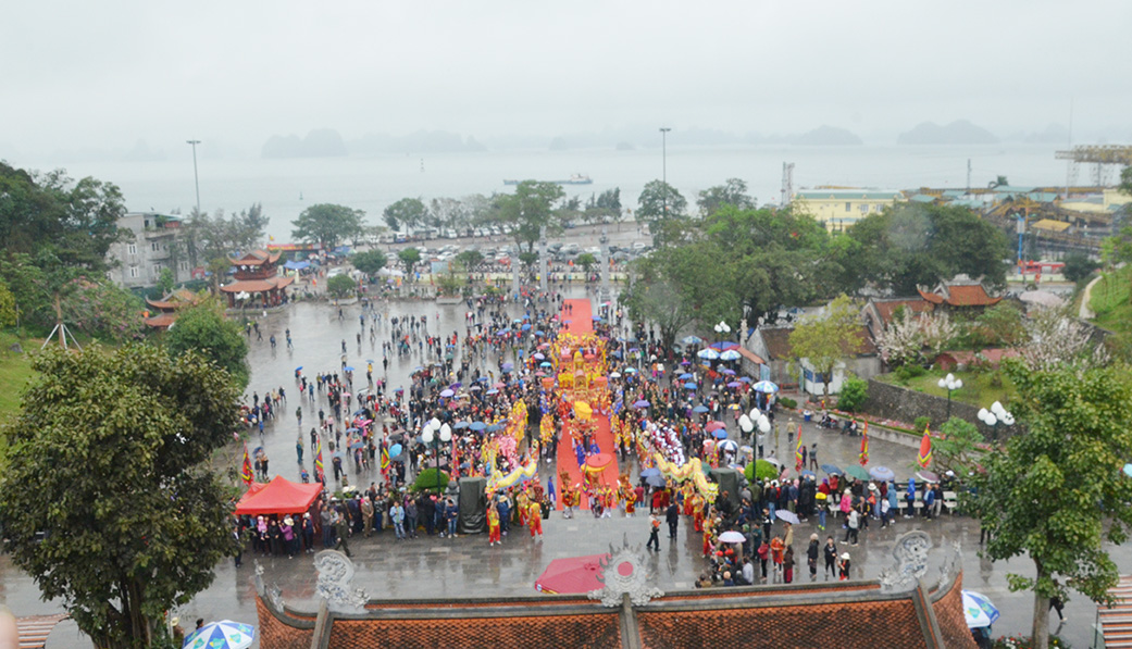Đoàn rước trở về sân đền.
