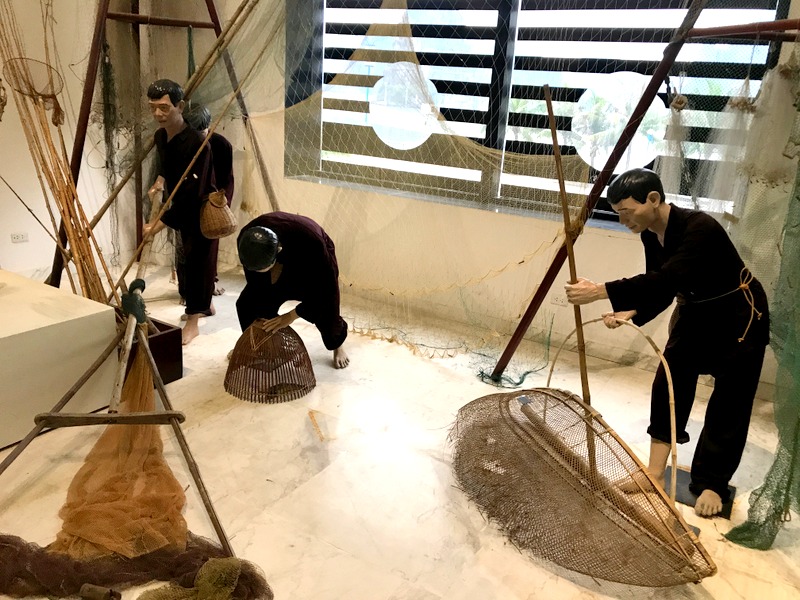 Mô hình tái hiện lại cảnh đánh bắt thủy hải sản của người dân Quảng Ninh bằng các ngư cụ từ mây, tre đan