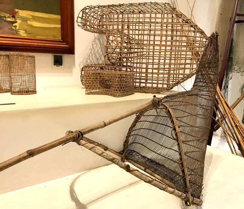 Tại những nơi khác nhau loại có những loại đăng, lờ khác nhau xong chủ yếu đều được đan thủ công từ nguyên liệu mây, tre, đan. Đây là Đăng xúc tôm tép của ngư dân vùng bãi triều ở Quảng Yên