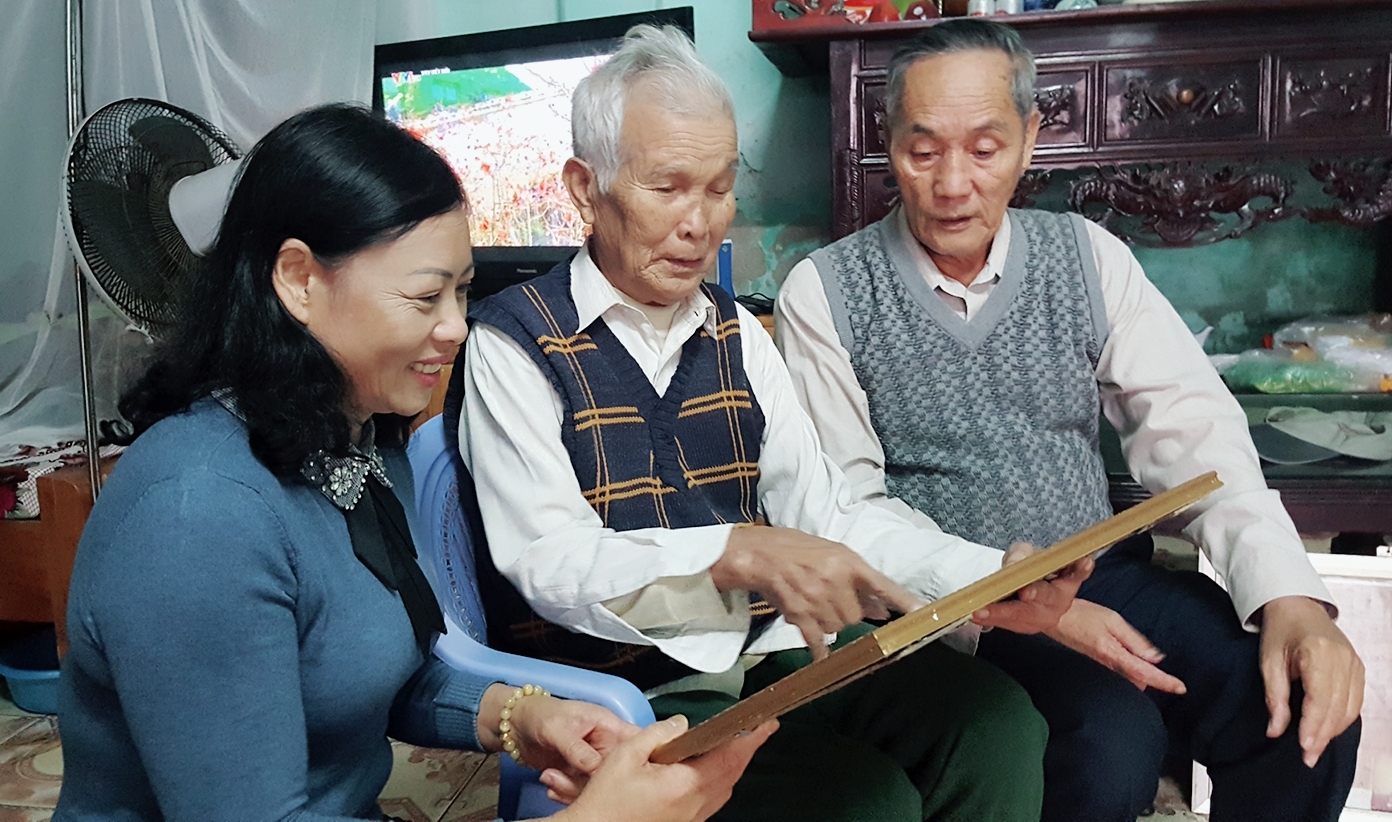 Ông Đàm Quang Nhờ (giữa) và ông Trần Quang Trước, nguyên cán bộ phường Tuần Châu bồi hồi nhớ lời căn dặn của Bác Hồ năm nào: Biến Tuần Châu thành Ngọc Châu...
