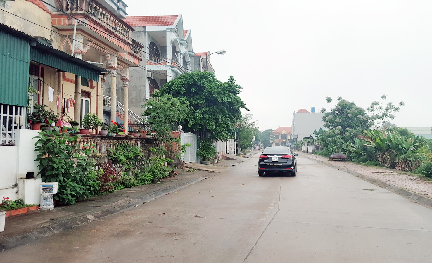 100% tuyến đường liên khu của Tuần Châu đều được bê tông hóa, to đẹp, hiện đại.