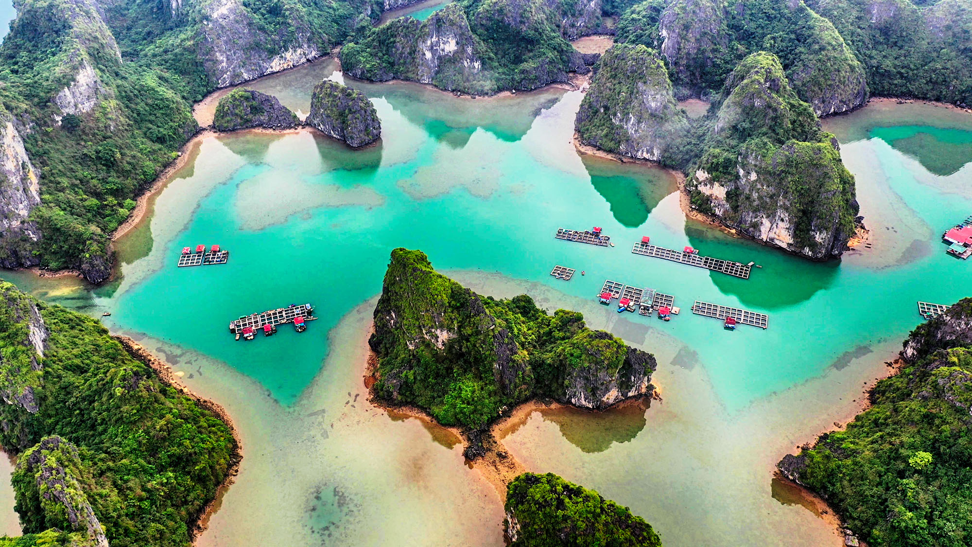 Nằm giữa những hòn đảo giữa vịnh Hạ Long là làng chài nhỏ bé Vung Viêng.