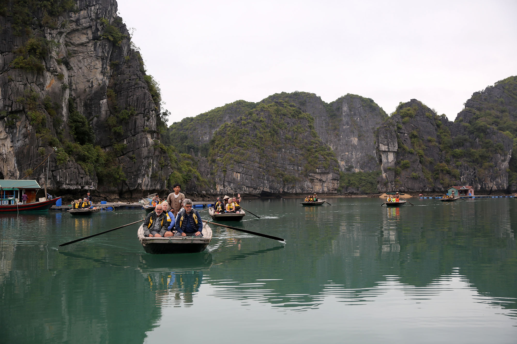 Du khách được trải nghiệm những chuyến đò nan luồn lách qua những hòn đảo để đến với không gian văn hóa vạn chài.
