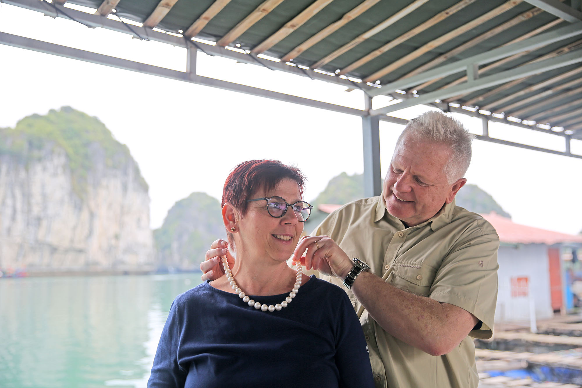 Đến với Vung Viêng, du khách được khám phá cuộc sống làng chài, được thử nghiệm những sản vật của biển và được hưởng không khí trong lành của di sản Vịnh Hạ Long mà người dân nơi đây góp phần xây dựng.