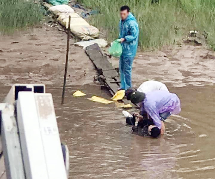 Thi thể nạn nhân được tìm thấy và bàn giao cho gia đình để lo hậu sự.