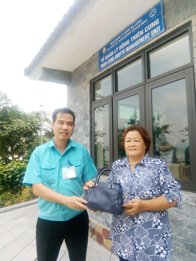 Ông Đoàn Mạnh Tuấn, Tổ trưởng Tổ công tác Thiên Cung trao trả tài sản thất lạc cho du khách (Ảnh: Trung tâm Bảo tồn 1, Ban Quản lý Vịnh Hạ Long cung cấp)