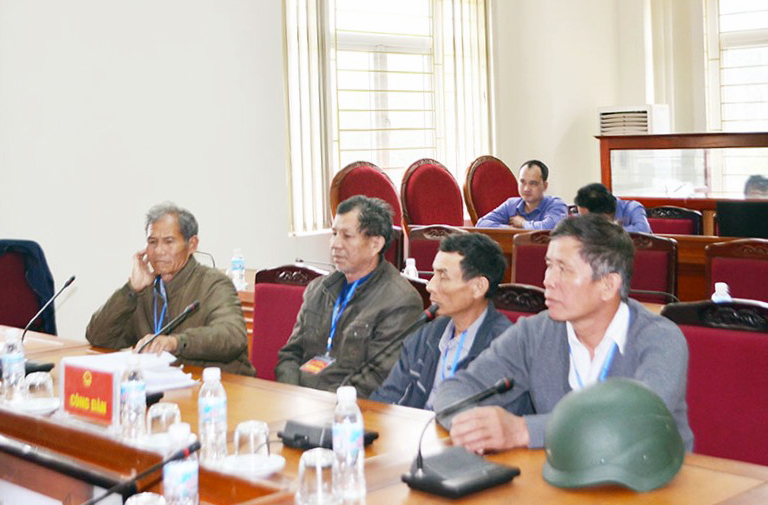 Công dân thôn Bắc Sơn tố cáo nội dung liên quan đến sai phạm trong làm đường giao thông nông thôn tại buổi tiếp công dân định kỳ ngày 16/4/2018.