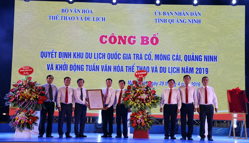 Lãnh đạo Bộ Văn hóa Thể thao và Du lịch trao quyết định công nhận Khu du lịch quốc gia Trà Cổ Móng Cái