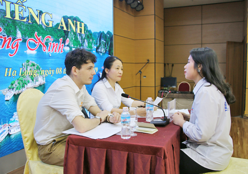 Thí sinh tham gia thi hỏi đáp kiến thức tại vòng sơ khảo Hội thi hùng biện tiếng Anh năm 2019. 