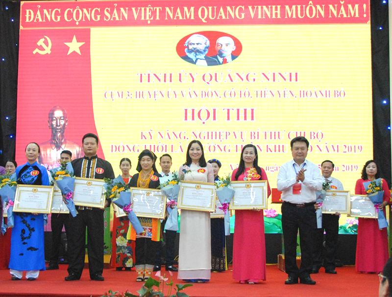 Anh Chìu Quay Mằn (thứ 2 bên trái)