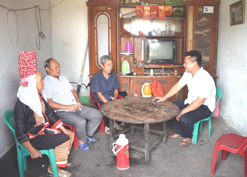 Anh Chìu Quay Mằn (bên phải) trong một buổi đi tuyên truyền cho bà con xây dựng đời sống mới