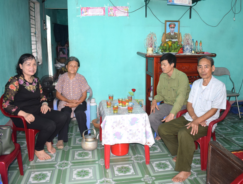 Các hội viên Ban đại diện Hội NCT phường Cẩm Phú (Cẩm Phả) đến thăm bà Vải (thứ 2 ben trái)