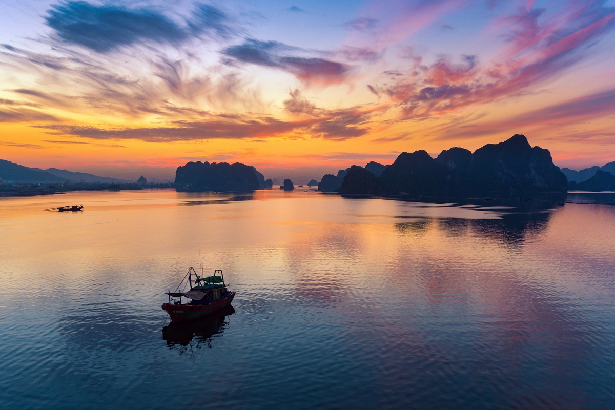 Ánh bình minh đánh thức những con thuyền đang ngủ say