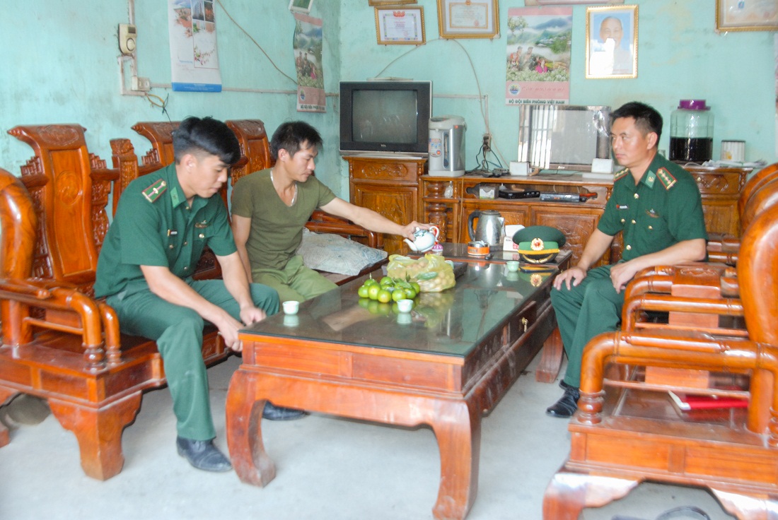 Cán bộ Đồn Biên phòng Quảng Đức (xã Quảng Đức, Hải Hà) phối hợp tuyên truyền các quy định về bảo vệ chủ quyền đường biên, cột mốc cho người dân địa phương.