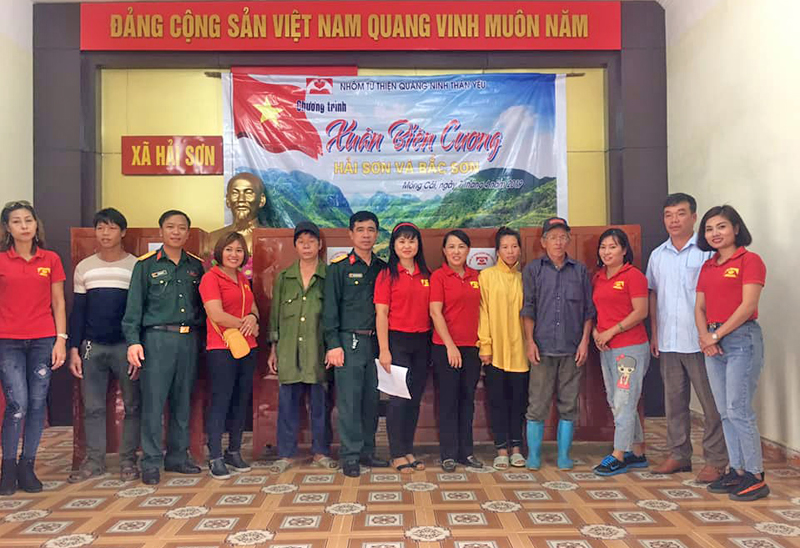 Chị Bùi Thị Hồng và nhóm từ thiện 