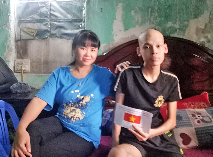 Chị Bùi Thị Hồng và em 