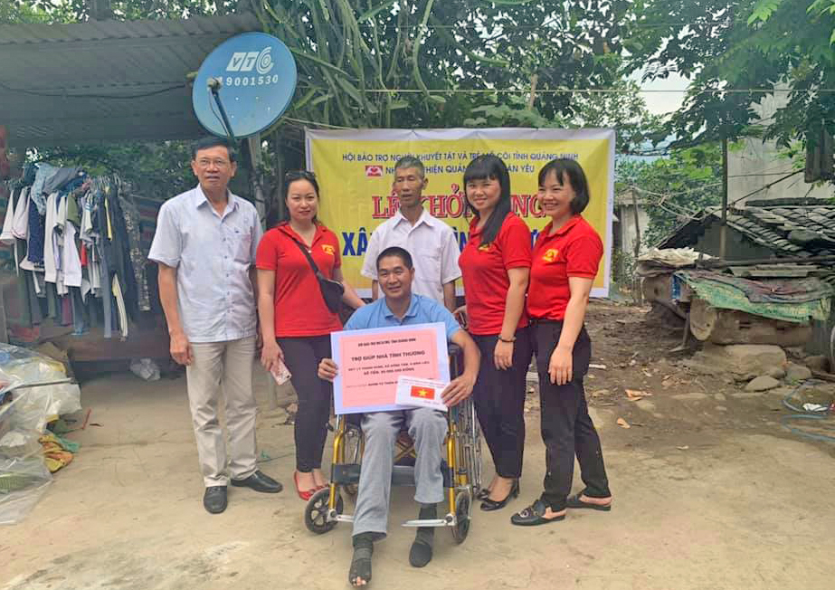 Chị Hồng và nhóm từ thiện 