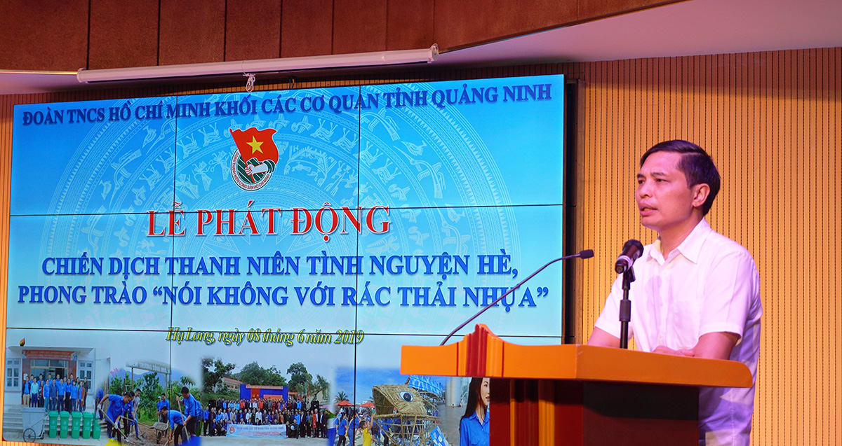 Đồng chí Vũ vĂN dIỆN .... phát biểu tại buổi lễ.