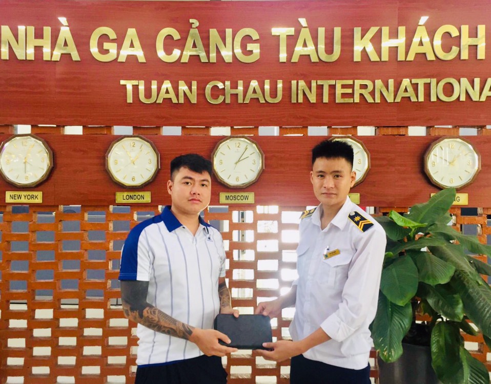 đại diện đơn vị quản lý Cảng đã trao trả chiếc ví của anh Nguyễn Tự Chiến đến từ Hà Nội
