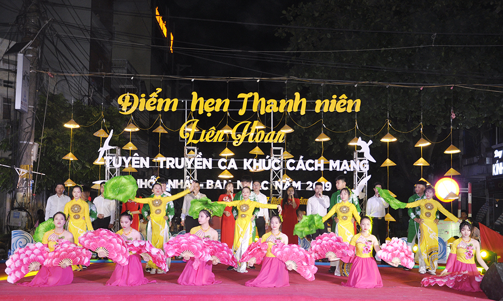 Liên hoan tuyên truyền ca khúc cách mạng thu hút được hơn 500 diễn viên tham gia.