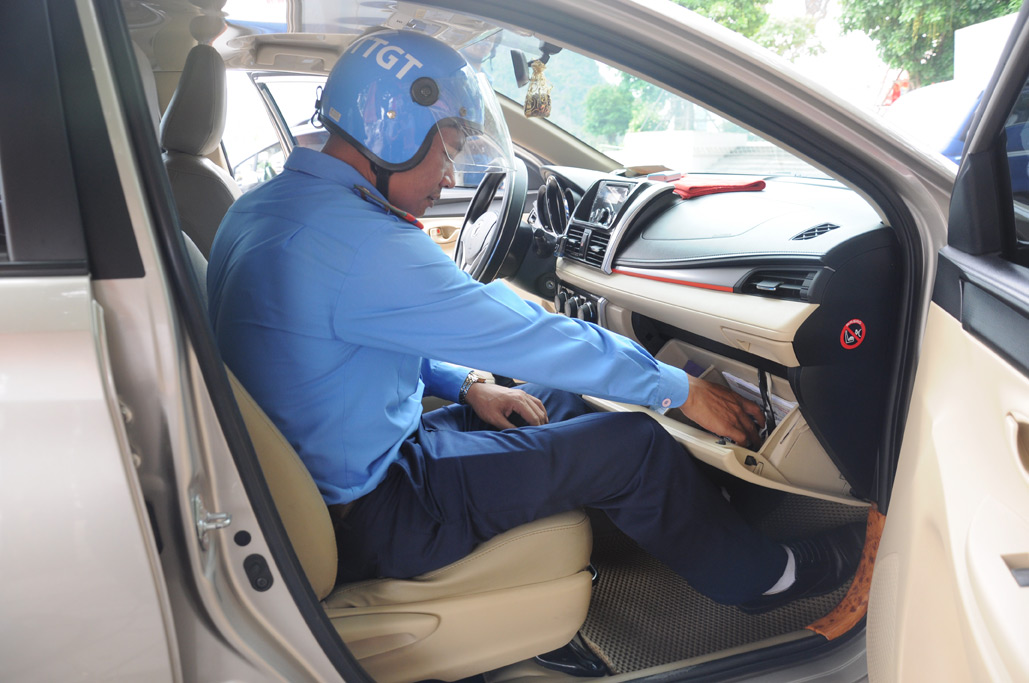 Thanh tra giao thông (Sở GTVT) kiểm tra xe taxi.