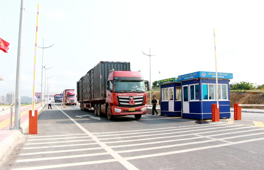 Kiểm soát thủ tục thông quan hàng hóa xuất, nhập khẩu qua cầu Bắc Luân 2.
