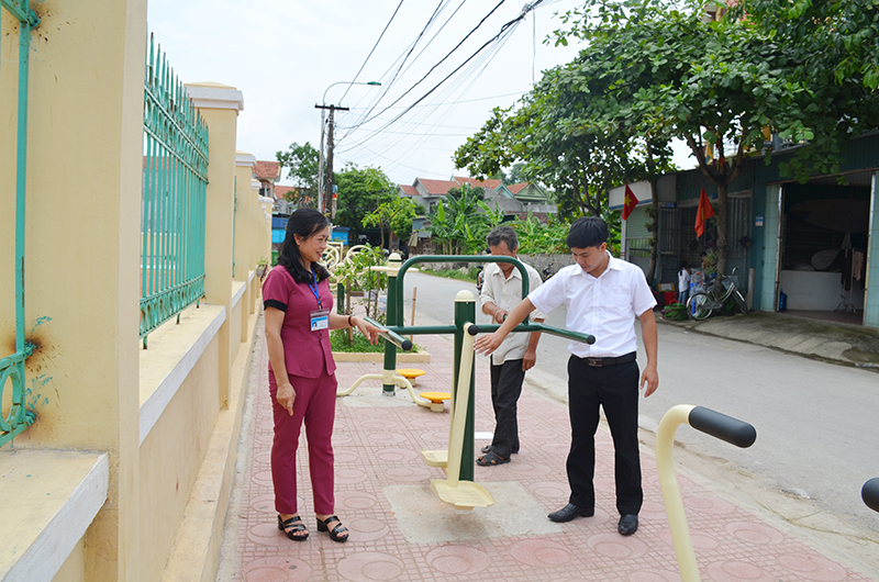 Cán bộ MTTQ và các đoàn thể xã Hiệp Hòa, TX Quảng Yên giám sát việc sử dụng các thiết chế văn hóa ở địa phương.