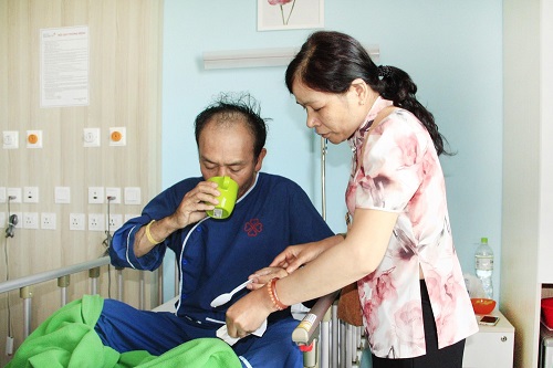  Bệnh nhân điều trị thoát vị đĩa đệm tại bệnh viện.