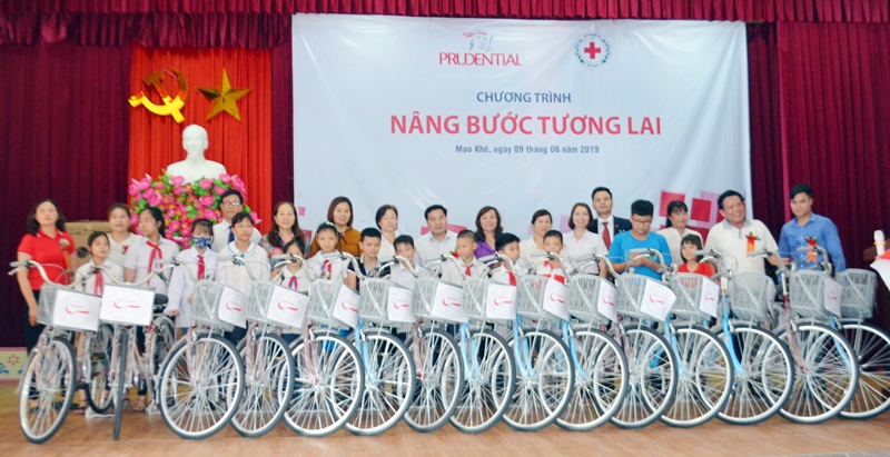 Lãnh đạo Hội Chữ thập đỏ tỉnh và Đại diện Công ty BHNT Prudential Việt Nam trao tặng xe đạp cho các em học sinh nghèo hiếu học trên địa bàn phường Mạo Khê (TX Đông Triều)