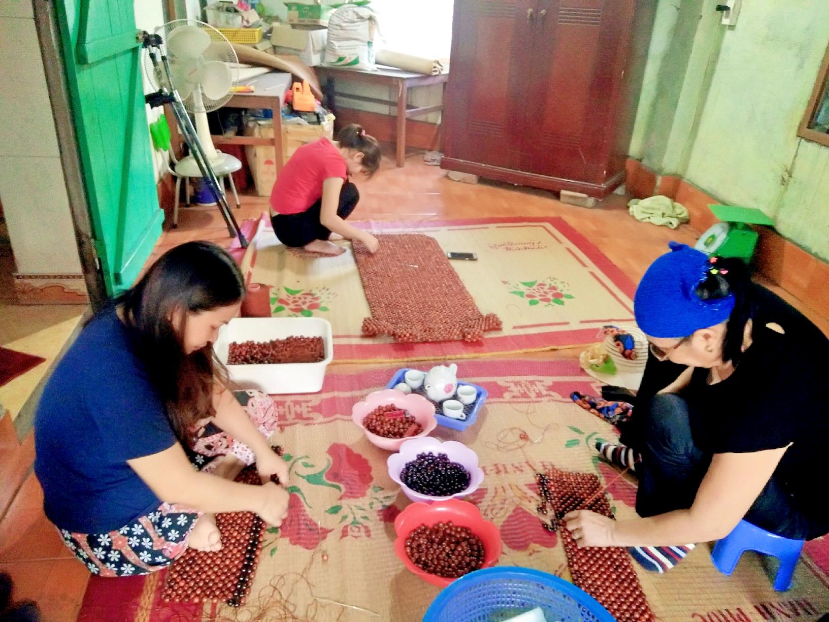 Các thành viên CLB NKT TX Đông Triều làm đồ thủ công mỹ nghệ từ hạt gỗ