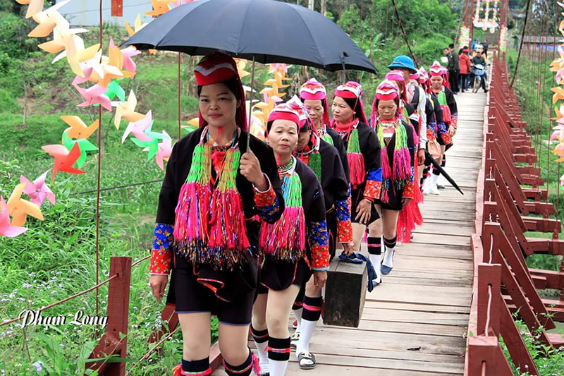 Đồng bào dân tộc Hà Lâu vượt cầu treo đến dự hội chợ phiên Hà lâu. Ảnh Vũ Long (CTV)