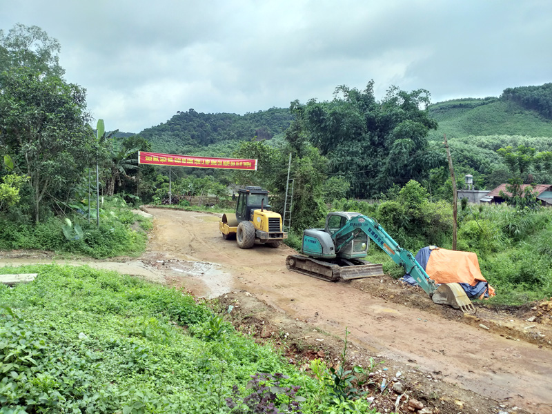 Nhà thầu đang đẩy mạnh thi công tuyến đường vào Khe Phương