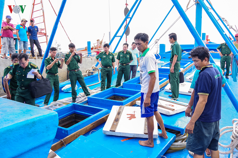  Ngành chức năng kiểm tra phương tiện vận chuyển dầu trái phép