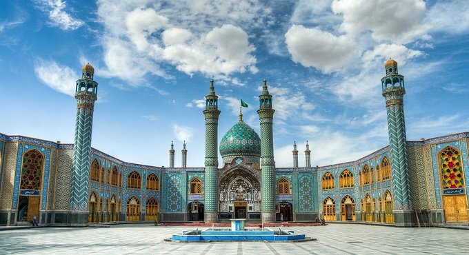 Theo Every Culture xứ sở Ba Tư hay Iran ngày nay là điểm đến du lịch nổi tiếng với cảnh quan thiên nhiên đặc sắc, nền văn hóa đa dạng và 23 di sản thế giới UNESCO. Là một quốc gia ở Tây Á, Iran sở hữu sa mạc rộng lớn, những bãi biển và cả dãy núi phủ tuyết trắng. Phần lớn dân số ở Iran theo đạo Hồi Shi’ah và ngôn ngữ chính được sử dụng ở quốc gia này là tiếng Ba Tư. Trên ảnh là đền Hilal ibn Ali ở thành phố Aran va Bidgol, tỉnh Isfahan, Iran. Ảnh: Pinterest.
